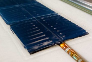 Portable solar-powered device for sterilizing medical equipment in the field