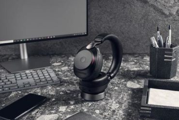 jabra-evolve2-85-uc-black-docked-office.jpg