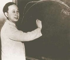 Qian Xuesen writes on chalkboard