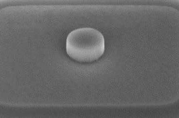 A machine learning framework that exploits memristor variability to implement Markov chain Monte Carlo sampling