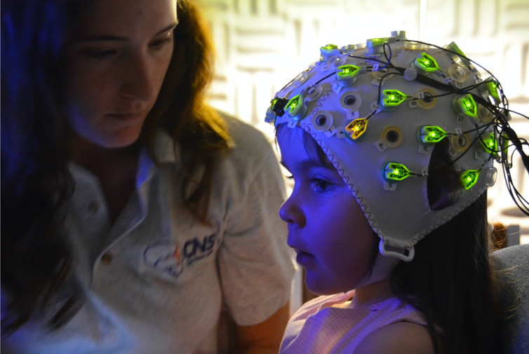 Child wearing a EEG cap