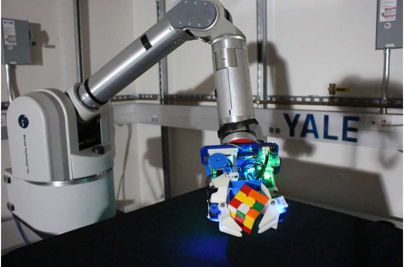 A highly dexterous robot hand with a caging mechanism - Tech and ...