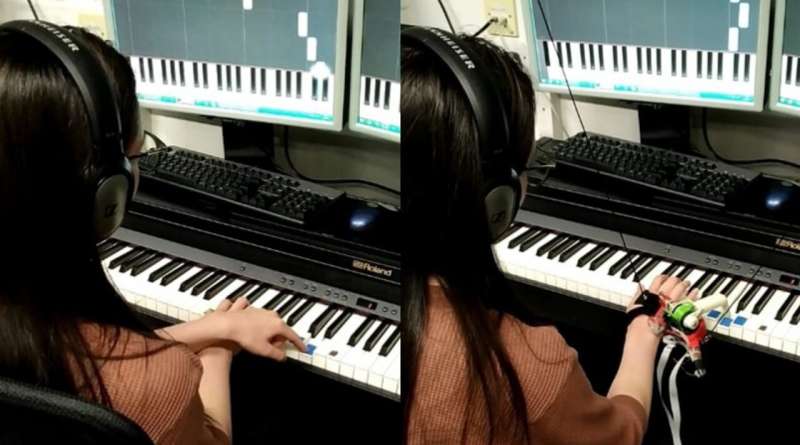 Pianists learn to play with robotic third thumb in just one hour