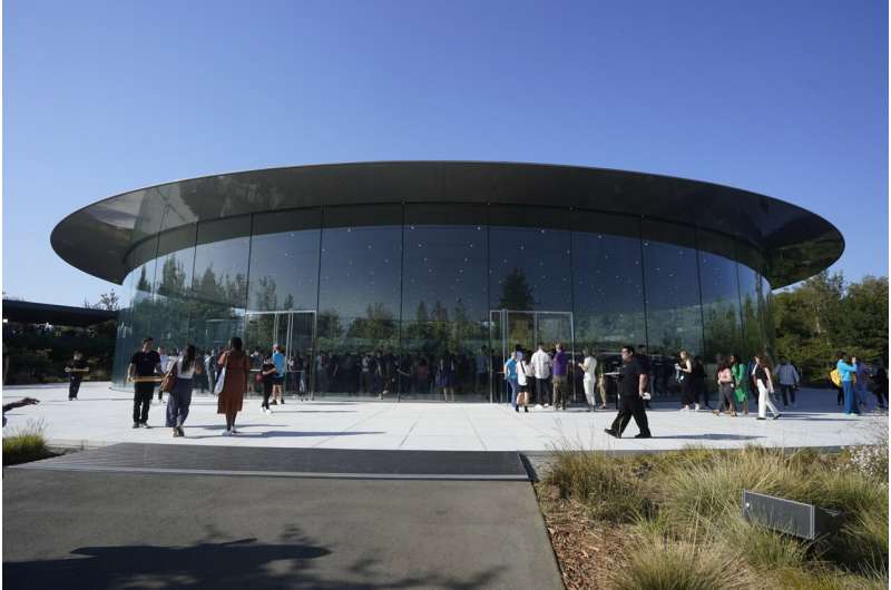 Apple maintains prices on new iPhones despite inflation
