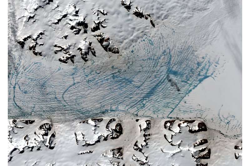 Seasonal change in Antarctic ice sheet movement observed for first time
