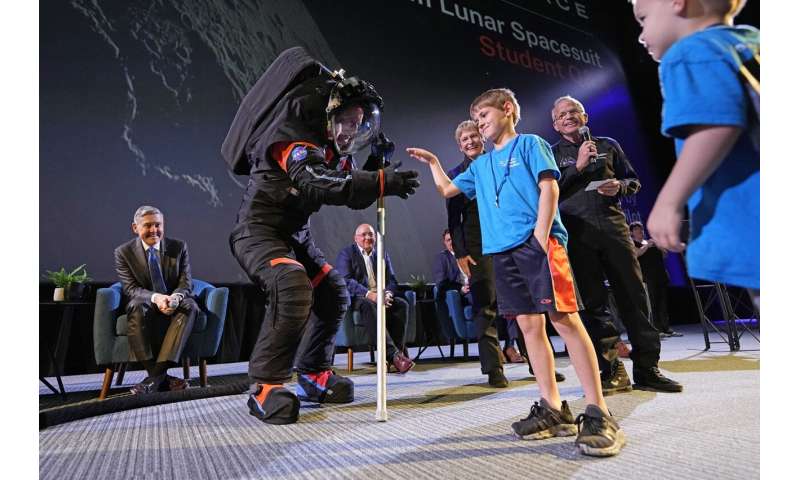 Future NASA moonwalkers to sport sleeker spacesuits