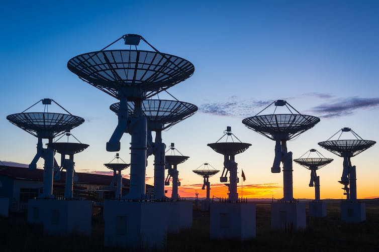 A group of radio antennas pointed at the sky.