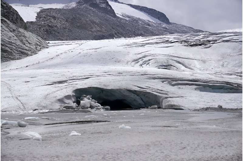 The glacier has lost approximately 2.7 kilometres since the end of the 19th century