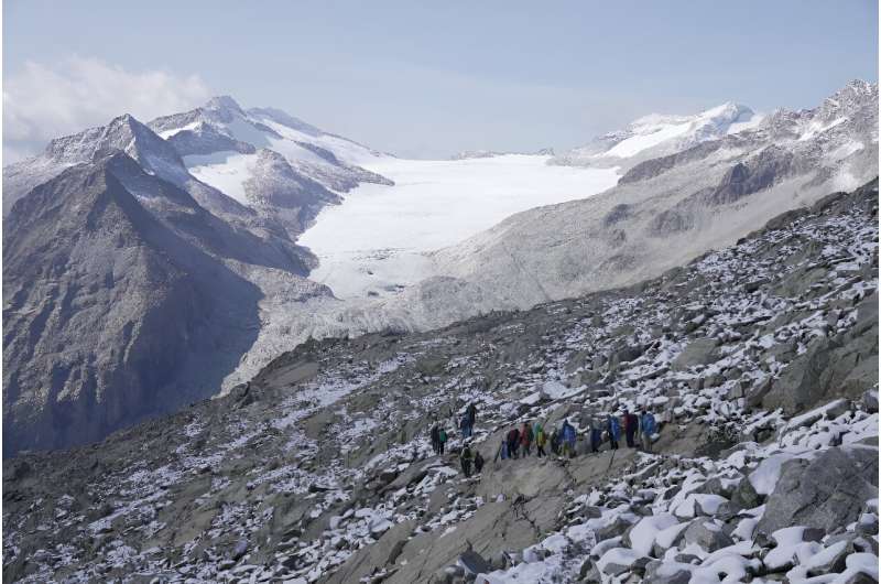 Temperatures in this part of the Alps will increase between one and three degrees Celsius in 2050 and between three and six degr