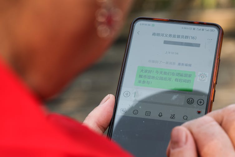 A smart phone screen displaying a messaging app with Chinese text
