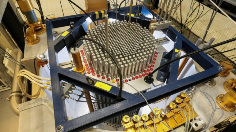 A new gamma-ray method for monitoring nuclear reactors non-invasively