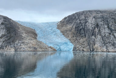 Microscopic defects in ice influence how massive glaciers flow ...