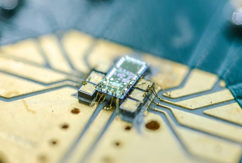 Researchers develop world's smallest quantum light detector on a ...