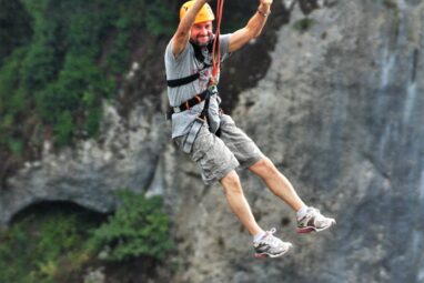 Study suggests evolutionary basis for male risk-taking behaviors