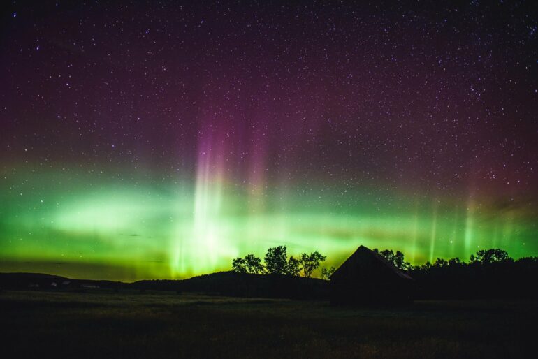 Auroras caused by head-on blows to Earth's magnetic field could ...