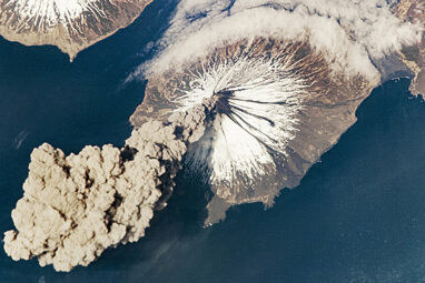 How mantle hydration changes over the lifetime of a subduction zone