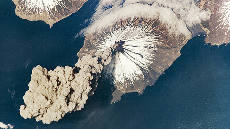 How mantle hydration changes over the lifetime of a subduction zone