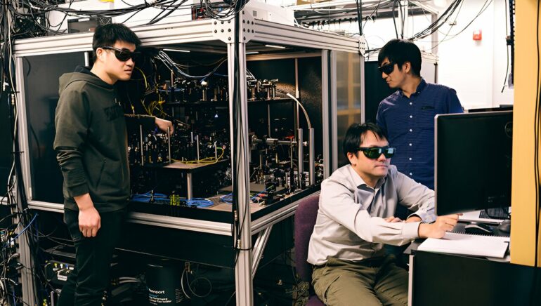 Researchers trap atoms, force them to serve as photonic transistors