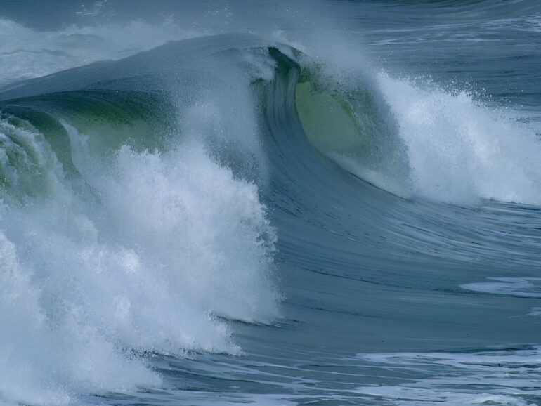 Tool predicts rogue waves up to five minutes in advance