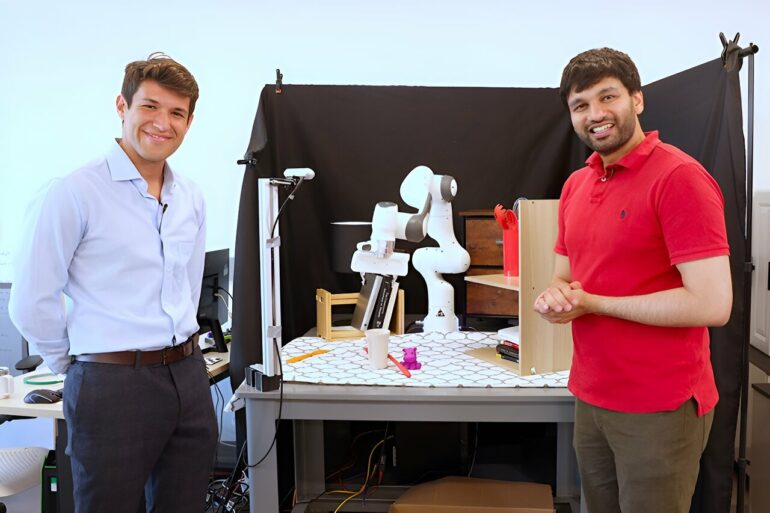 Researchers introduce novel approach allowing robots to be trained ...