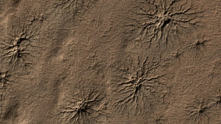 NASA scientists recreate Mars's spider-shaped geologic formations ...