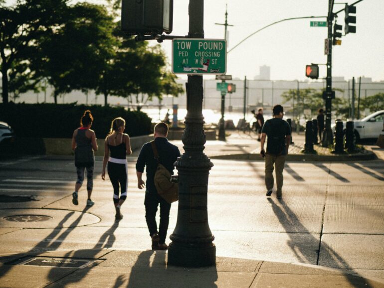 Study shows virtual reality may help pedestrians and cyclists ...