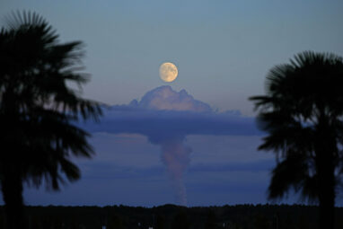 October's supermoon pairs with a comet for a special nighttime ...