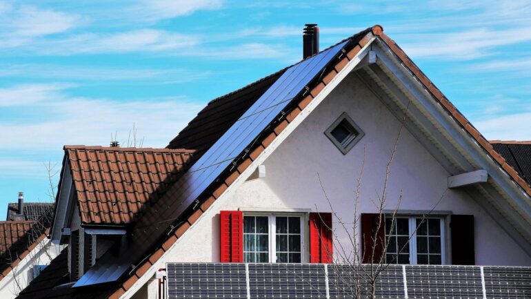 Rooftop solar panels impact temperatures during the day and night ...