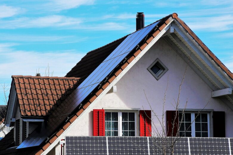 Rooftop solar panels impact temperatures during the day and night ...