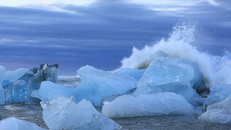 Massive Antarctic icebergs may calve at random, analysis suggests