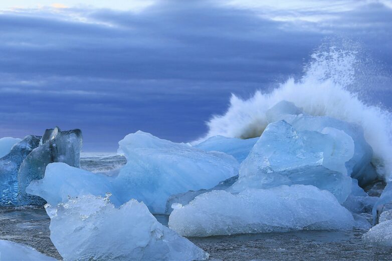 Massive Antarctic icebergs may calve at random, analysis suggests