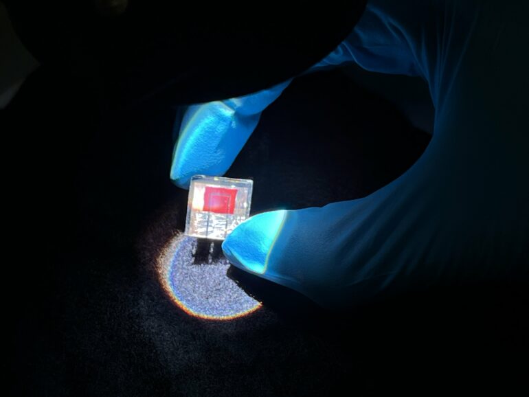 Tandem solar cells made from perovskite and organic material break ...