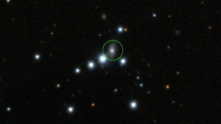 Astronomers catch unprecedented features at brink of active black hole