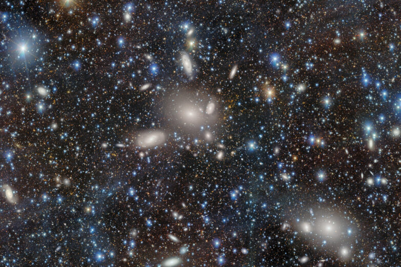 Dark energy camera captures the glittering galaxies of the Antlia ...