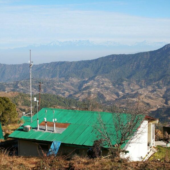 Black carbon from dust storms accelerates Himalayan glacier melt