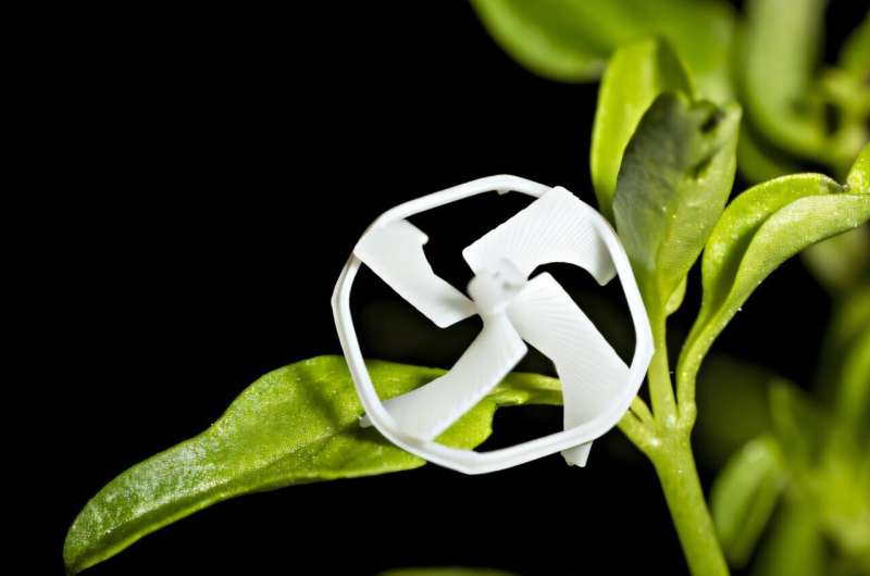 UC Berkeley engineers create world's smallest wireless flying robot
