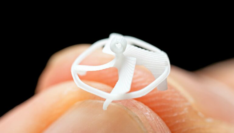 UC Berkeley engineers create world's smallest wireless flying ...
