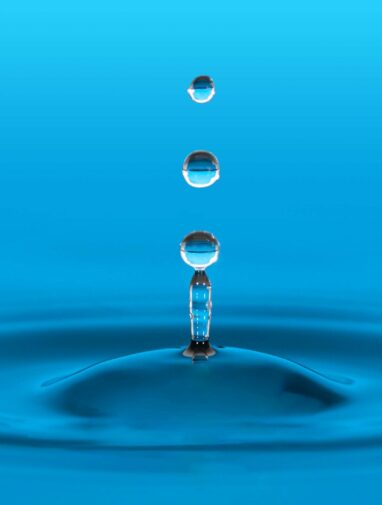 Microlightning' in water droplets may have sparked life on Earth