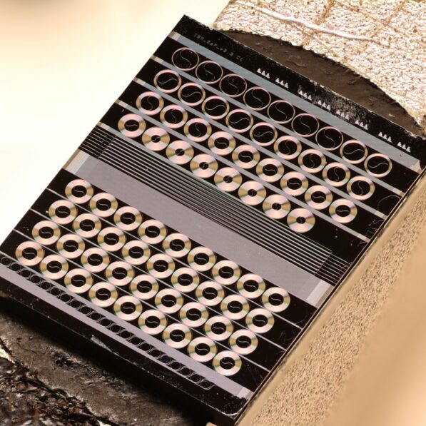 Ultra-broadband photonic chip boosts optical signals to reshape ...