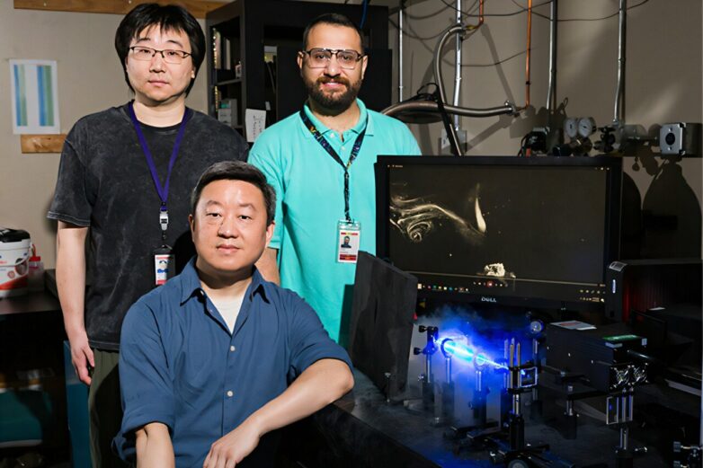 Universal law of quantum vortex dynamics discovered in superfluid ...