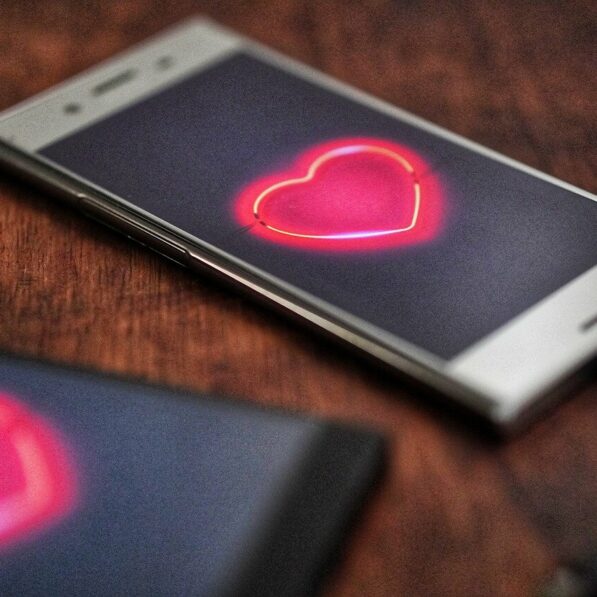 Men aim higher but matches favor similarity: Study reveals online ...