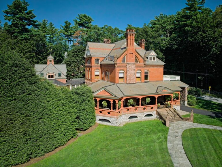 Songbirds swap colorful plumage genes across species lines among ...